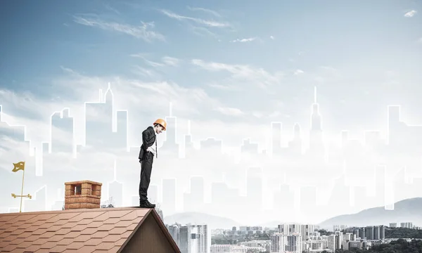 Młody biznesmen na krawędzi dachu — Zdjęcie stockowe