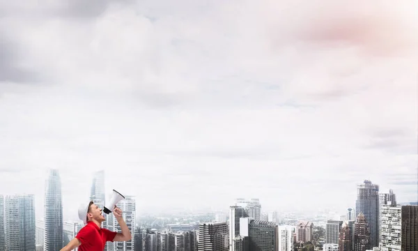 Guy schreeuwen in luidspreker — Stockfoto