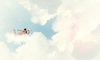 Uçan megafon ile genç kadın