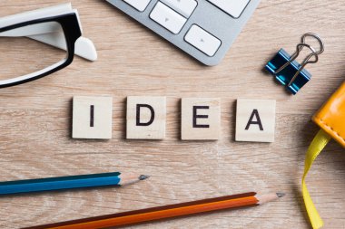 Ahşap masa üzerinde oyun öğeleri 