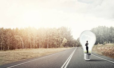 Ampulün içindeki iş kadını 