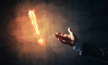 Birbirine uzanan eller 