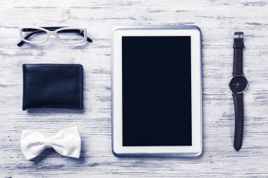 Erkek aksesuarları ve tablet 
