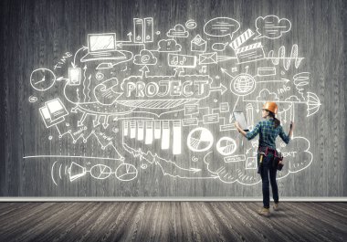 Mühendis kadın arkadan görünüm