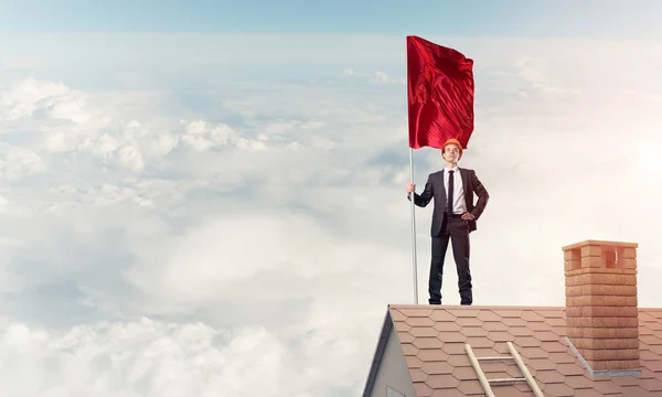 Empresario con bandera roja — Foto de Stock