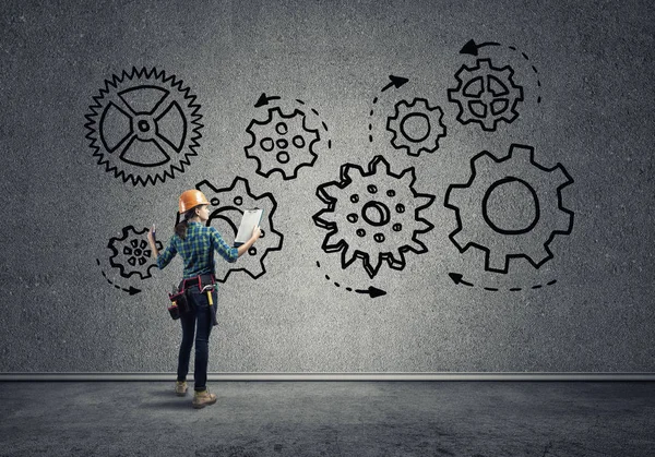 Ingeniera mujer en hardhat y bosquejado concepto — Foto de Stock