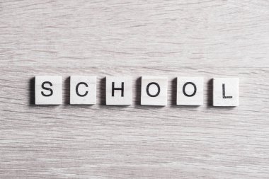 ahşap öğeleri ile toplanan kelime okula mektup