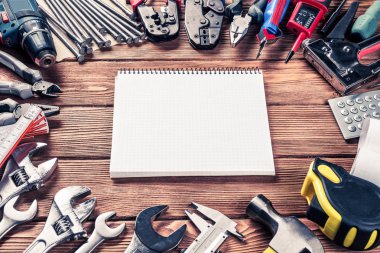 ahşap masa enstrümanlar