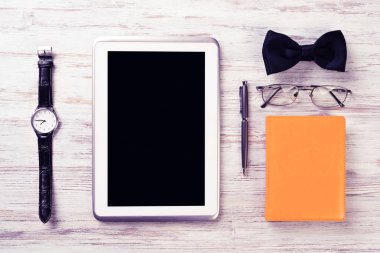 Erkek aksesuarları ve tablet 