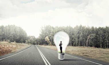 Ampulün içindeki iş kadını 