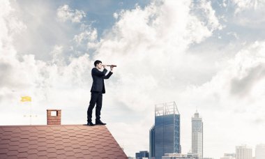 Bay patron tuğla çatı üzerinde