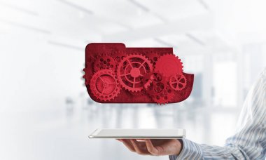 Tablet pc tutan bir işadamı kapatmak 
