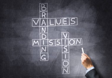 Seminer eğitmeni tahtaya resim çiziyor