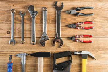 ahşap masa enstrümanlar