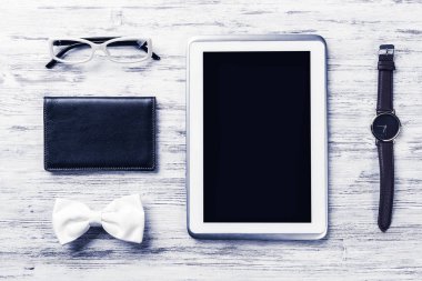 Erkek aksesuarları ve tablet 