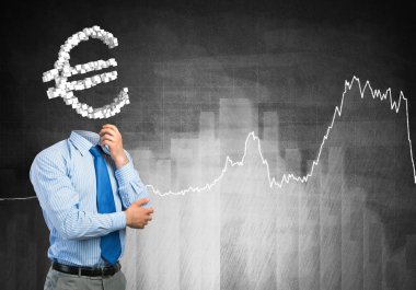 O her zaman parayı düşünüyor.