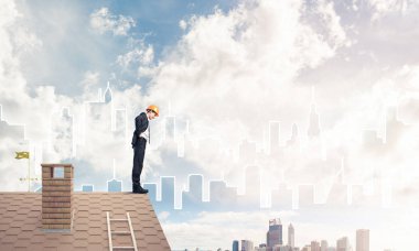 Çatının kenarında genç işadamı