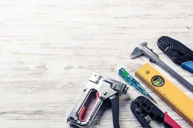 ahşap masa enstrümanlar