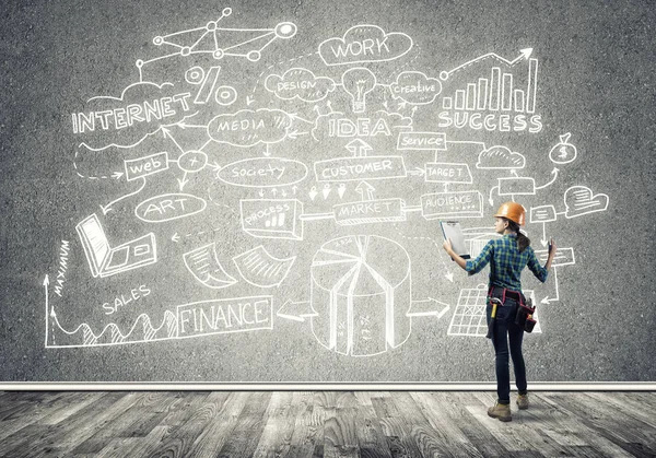 Mühendis kadın arkadan görünüm