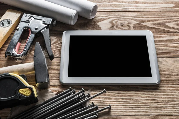 Variedade de ferramentas de construtor e tablet pc — Fotografia de Stock