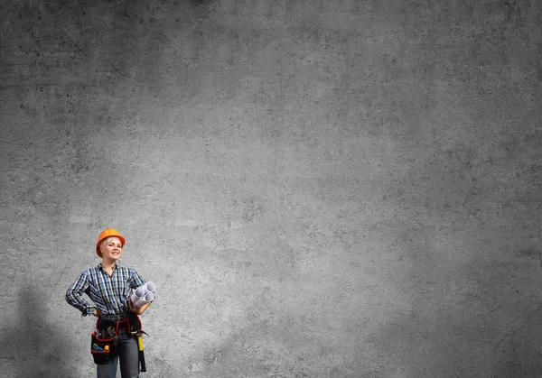 Ingenjören kvinna med mobiltelefon — Stockfoto