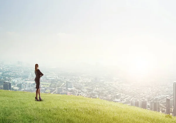 Бізнес-леді стоїть на вершині пагорба — стокове фото