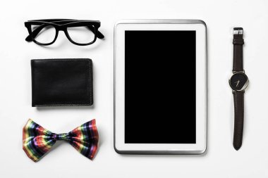 Erkek aksesuarları ve tablet 