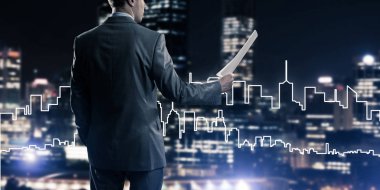 Arkadan görünüş işadamı modern cityscape karşı 