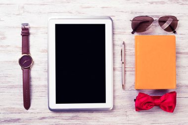 Erkek aksesuarları ve tablet 