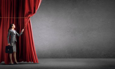 iş kadını çekerek perde