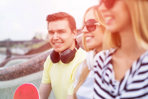 Jonge mensen zitten op de trap — Stockfoto