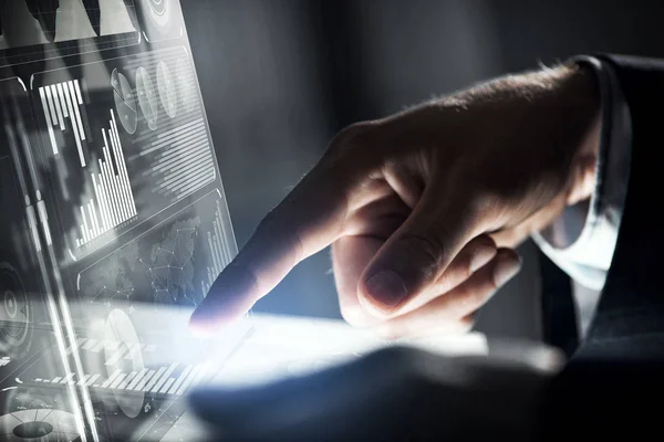 ビジネスマン手で指の仮想パネルとの接触 — ストック写真