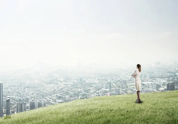 Бізнес-леді стоїть на вершині пагорба — стокове фото