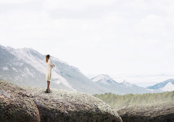 Şık iş kadını kayada duran — Stok fotoğraf