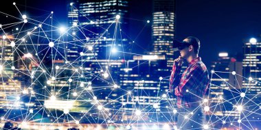 Sanal gerçeklik kulaklık ile genç adam 