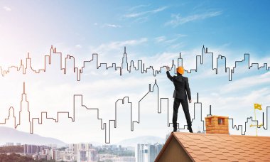 Mühendis adam sırt üstü çatı ile ayakta 