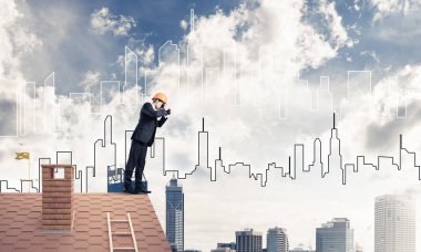 Takım elbise ve kask genç işadamı 