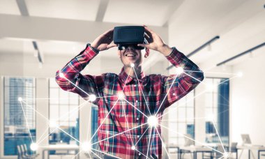 Sanal gerçeklik kulaklık ile genç adam 