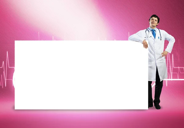 白い空白のバナーを持つ医師 — ストック写真