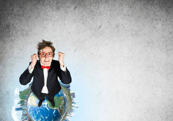 Man in glasses standing on Earth globe — Stock Photo, Image