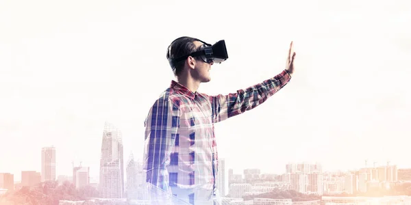 Hombre joven con auriculares de realidad virtual —  Fotos de Stock