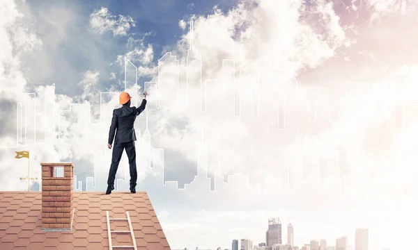 Ingenjör-man som stod med ryggen på tak — Stockfoto