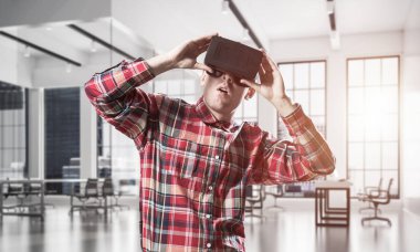 Sanal gerçeklik kulaklık ile genç adam 