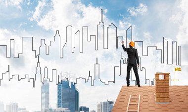 Mühendis adam sırt üstü çatı ile ayakta 