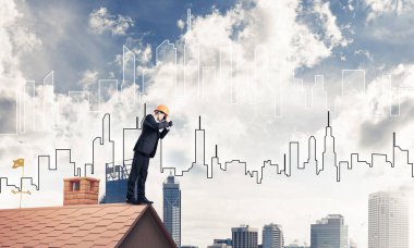 Takım elbise ve kask genç işadamı 