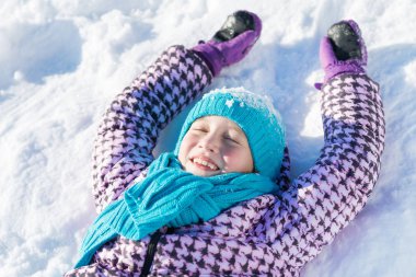 kar üzerinde yatan kız