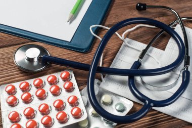 Doktorlar ahşap masa