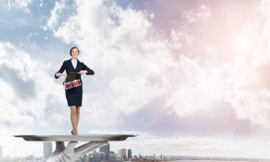 Garson tepsi kadın üzerinde sunulması 