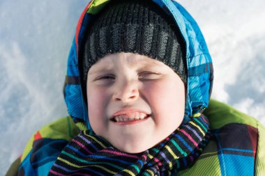 sevimli çocuk kar üzerinde yalan