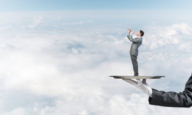 Garson tepsi adam sunulması